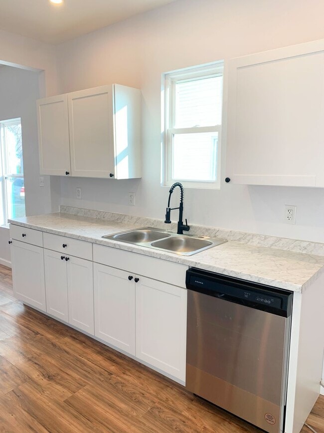 Building Photo - Beautifully Renovated and Move in Ready!