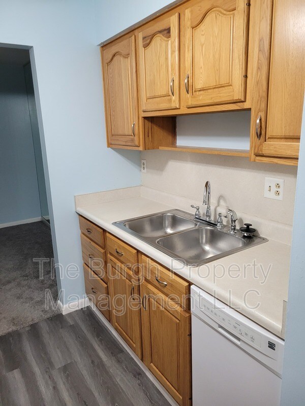 Building Photo - 2160 Greentree Rd
