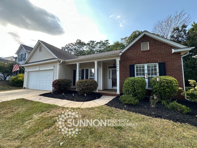 Foto del edificio - Charming 3-Bedroom Ranch with Sunroom & Wo...
