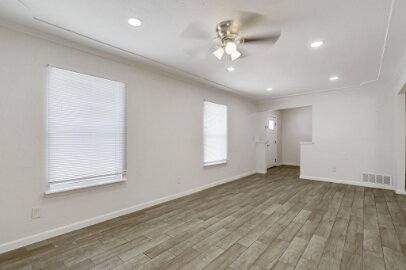 Foto del edificio - Single story corner home features 3 beds, 2 bathrooms