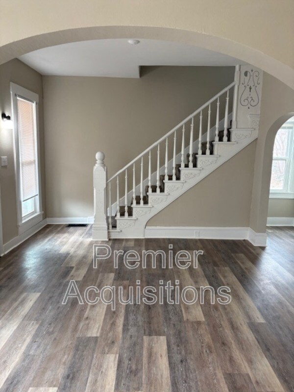 Foto del edificio - 404 E 8th St