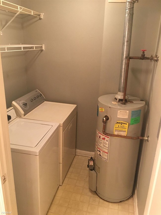 Building Photo - 2 br, 1.5 bath Apartment - 100 Amy Ave Apt. 2