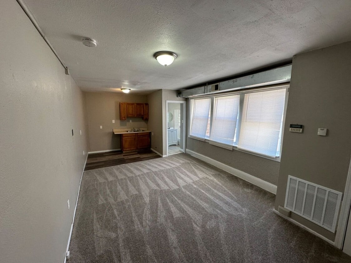 Primary Photo - 2214-2220 W Hopkins St. (8 Unit)