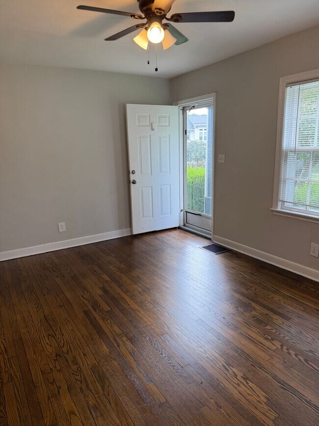 Foto del edificio - Adorable Cottage in East Nashville- Minutes to Coffee & Restaurants
