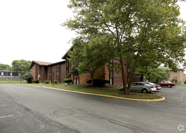 Scarlet and Gray Apartments - zHancock Park