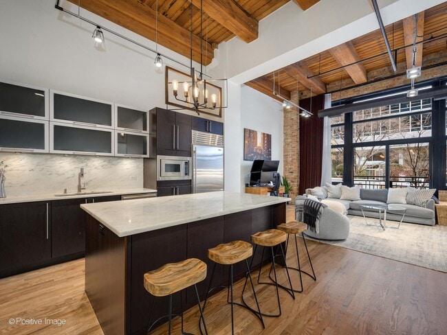 Photo - 525 W Superior St Apartment