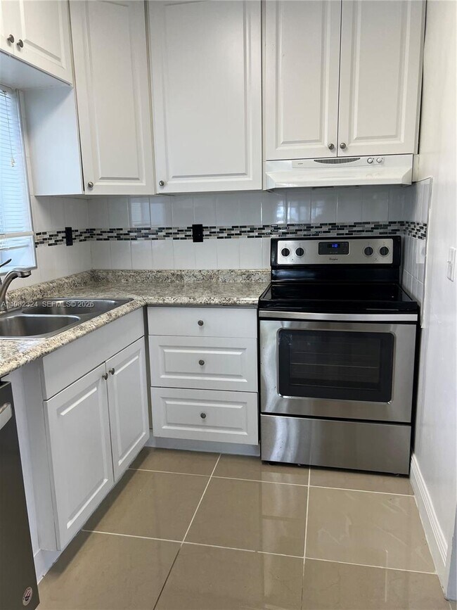 Building Photo - 1400 NE 175th St