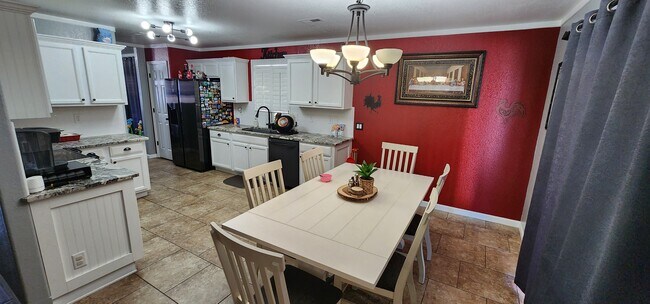 Building Photo - 2203 Meadowlark Ln