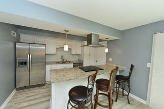 Building Photo - 806 Jamestowne Dr
