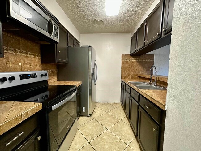 Foto del edificio - 8915 McPherson Rd
