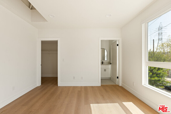 Foto del edificio - 2700 Fletcher Dr