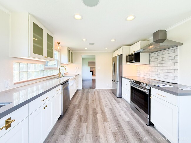 Building Photo - Beautifully Remodeled 4 Bed, 2 Bath Spacious Home with Second Kitchen Near UW Medical!