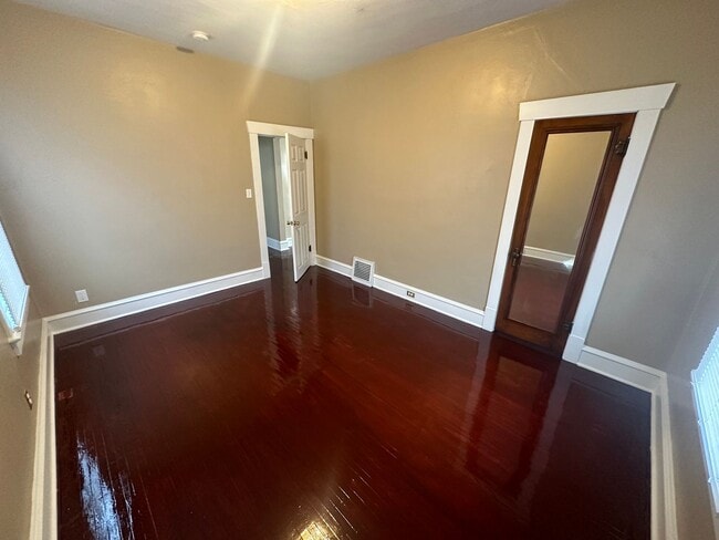 Foto del edificio - 3 Bed/1 Bath in Central Bloomington location!