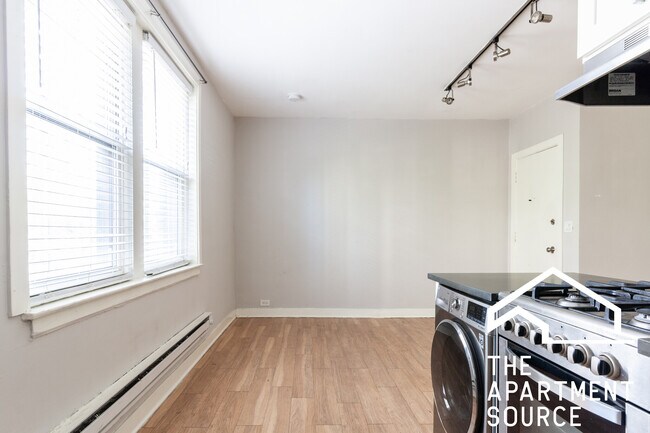 Foto del edificio - 511 W Belmont Ave