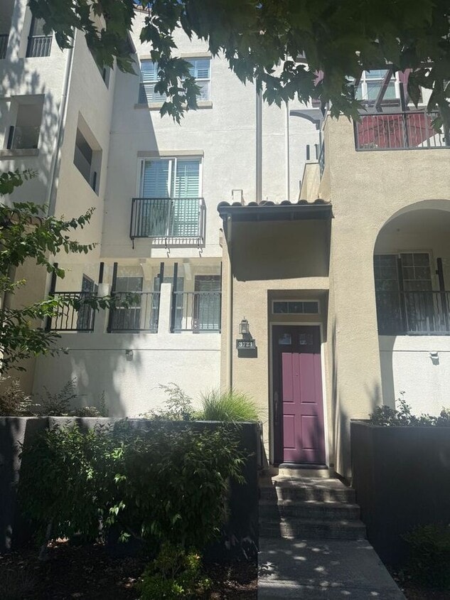 Stunning 2-bedroom, 2-bathroom townhouse - Stunning 2-bedroom, 2-bathroom townhouse