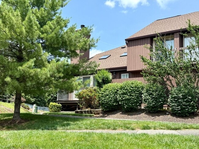 Building Photo - 4632 Bloomingdale Dr