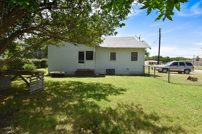 Building Photo - 2700 Woodlawn Blvd