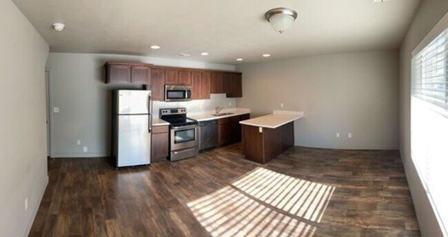 Building Photo - Darling Vineyard 2 Story Townhome