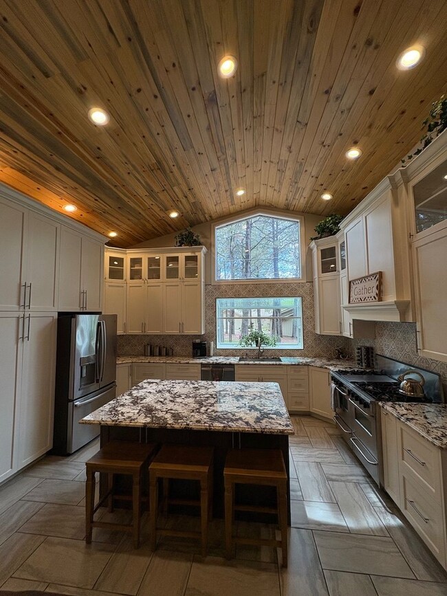 Building Photo - Gorgeous Furnished Country Club Rental
