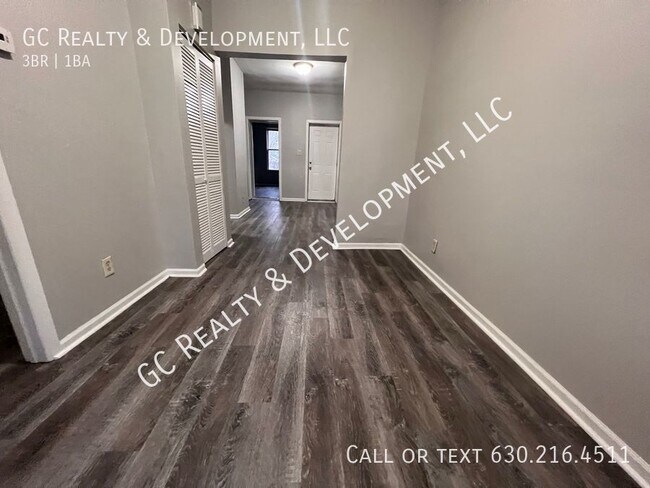 Building Photo - ***3 BDRM / FIRST FLOOR UNIT / TENANT PAYS...