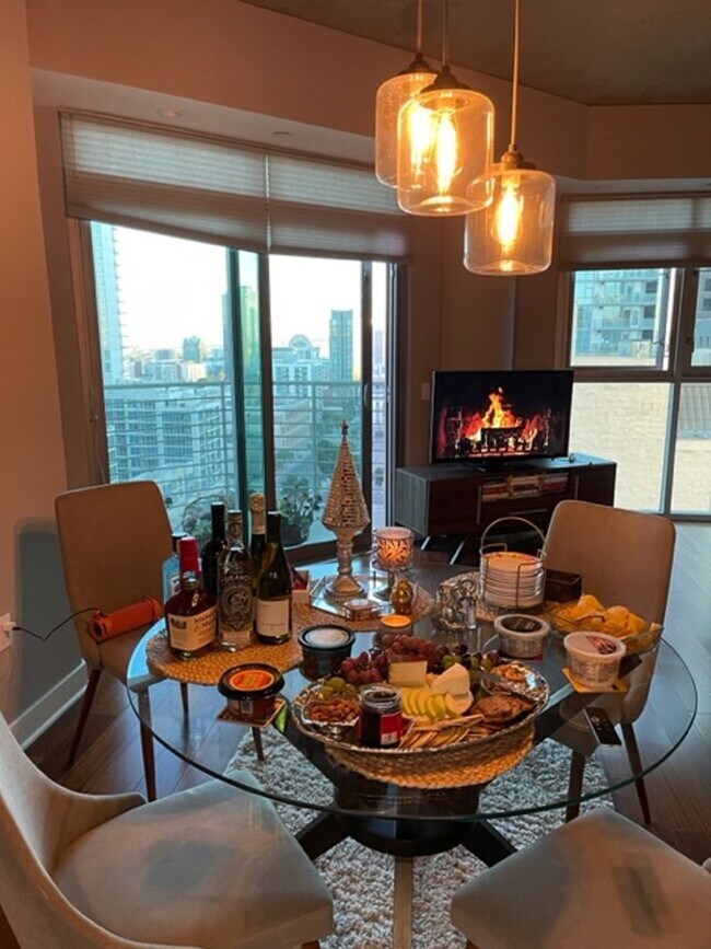 Building Photo - Beautiful Large 2 Bdrm, 2 Ba Condo in Cort...