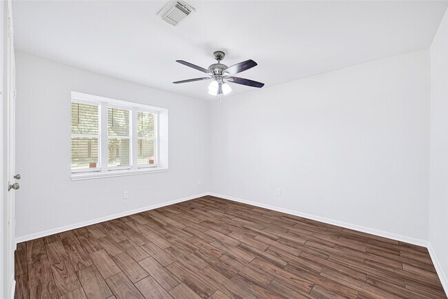 Foto del edificio - 2803 Camelot Ln