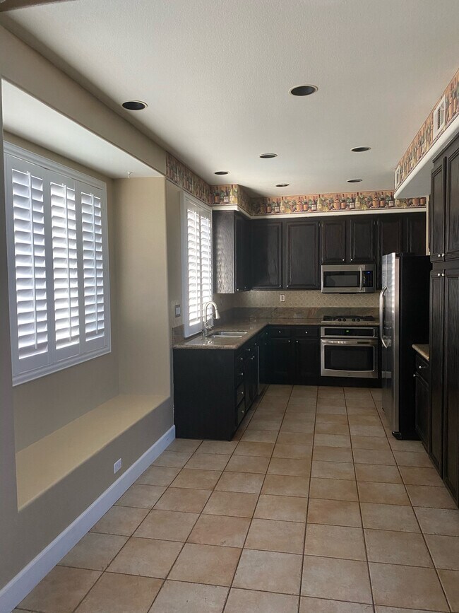 Building Photo - 8185 Bonaventure Dr