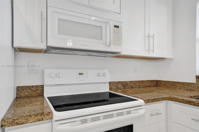 Building Photo - 6870 Royal Palm Blvd