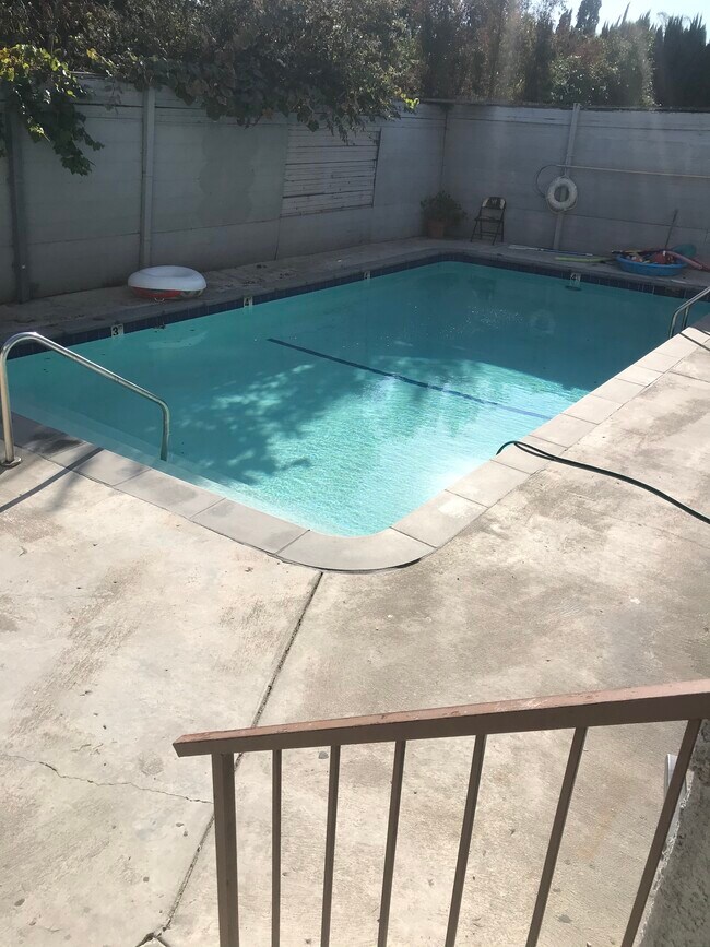 Piscina - 15000 Burbank Blvd