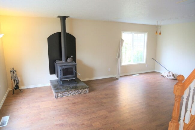 Building Photo - Quiet 4bed/2.5 Bath 3/4 miles to OSU