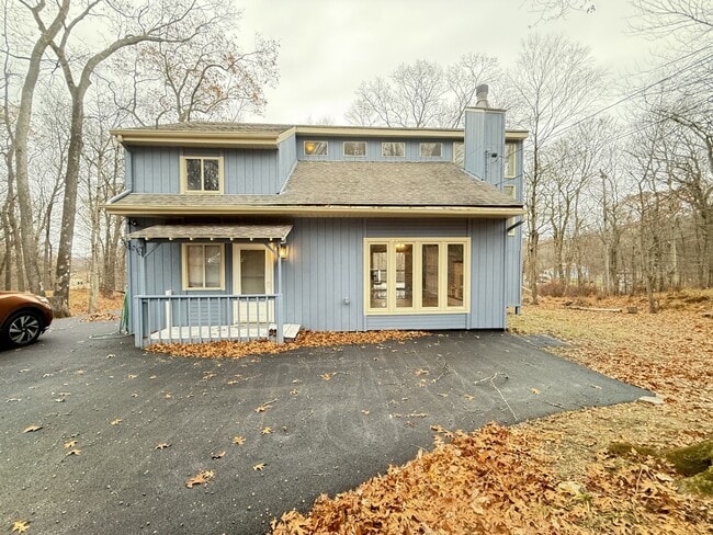 Building Photo - 1049 Alpine Dr