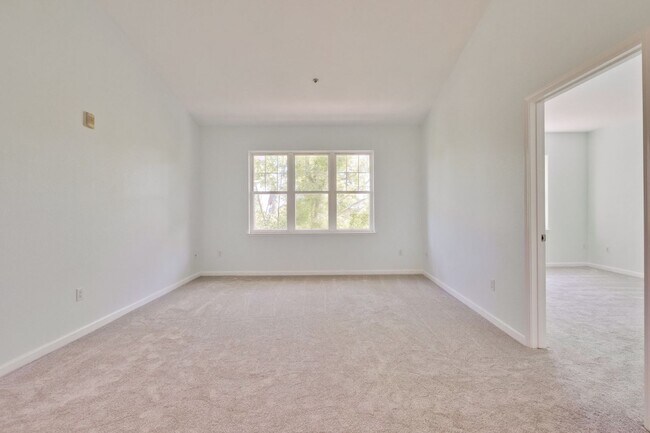 Building Photo - Excellent 2 Bed 2 Bath Condo - Completely ...