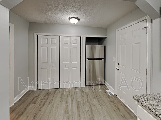 Building Photo - 219 Howell Dr SW