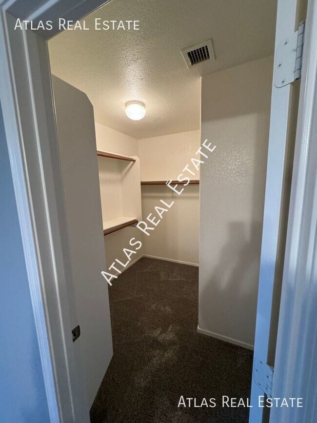 Foto del edificio - Stunning 4 Bed/2.5 Bath Home with a Privat...