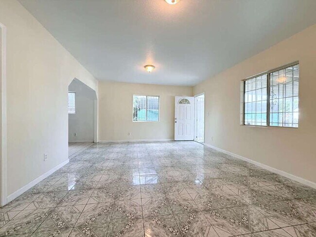 Foto del edificio - 8462 Zamora Ave