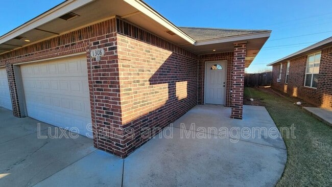 Building Photo - 1308 Garden Gate Dr
