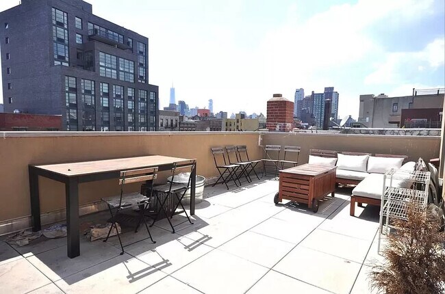 Foto del edificio - 243 East 2nd Street