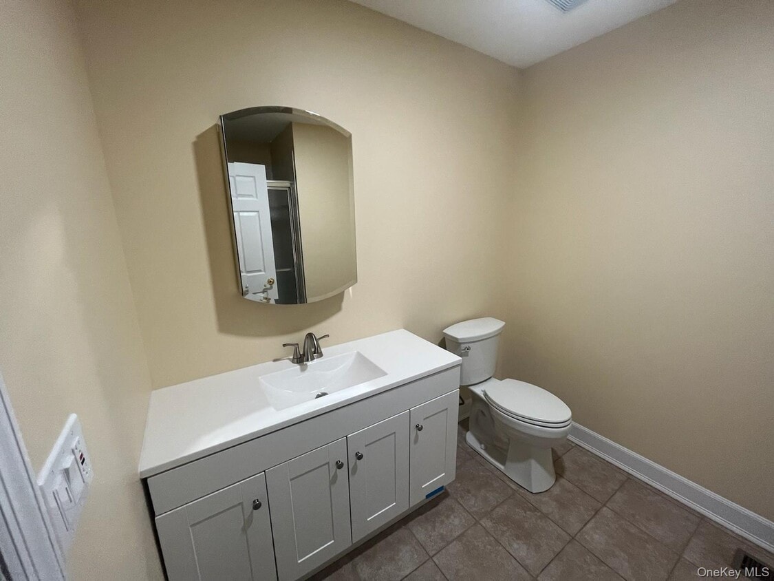 Building Photo - 706 Willow Pond Dr