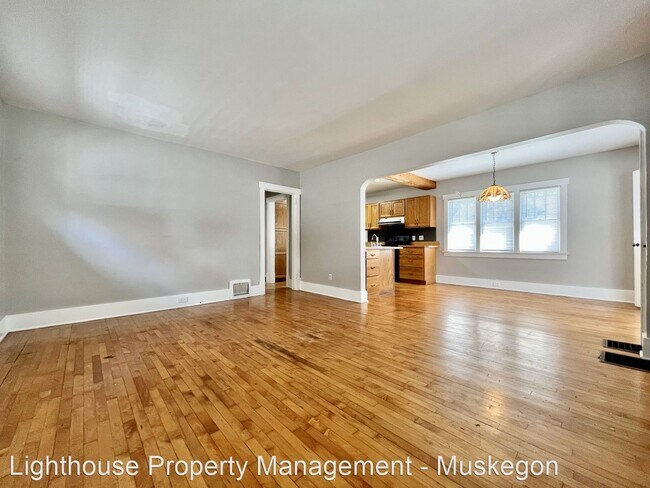 Building Photo - 2 br, 1 bath House - 870 E Isabella Ave