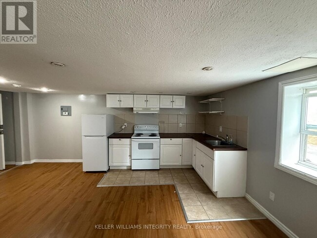 Building Photo - 1435 Morisset Ave