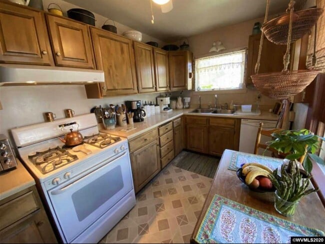 Building Photo - 3 bed 2 bath w/bonus room- Spacious with e...