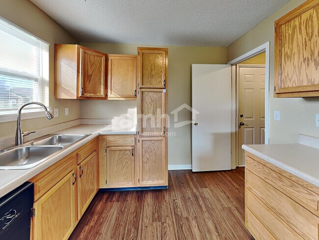 Foto del edificio - 5719 Wood Hollow Dr
