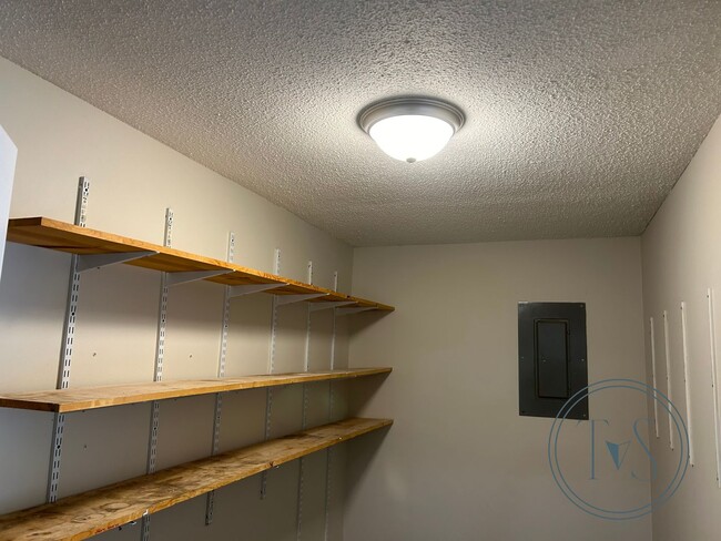 Building Photo - 993 White Cir