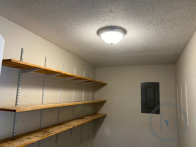 Building Photo - RATE DROP ALERT! (was $1690/month)