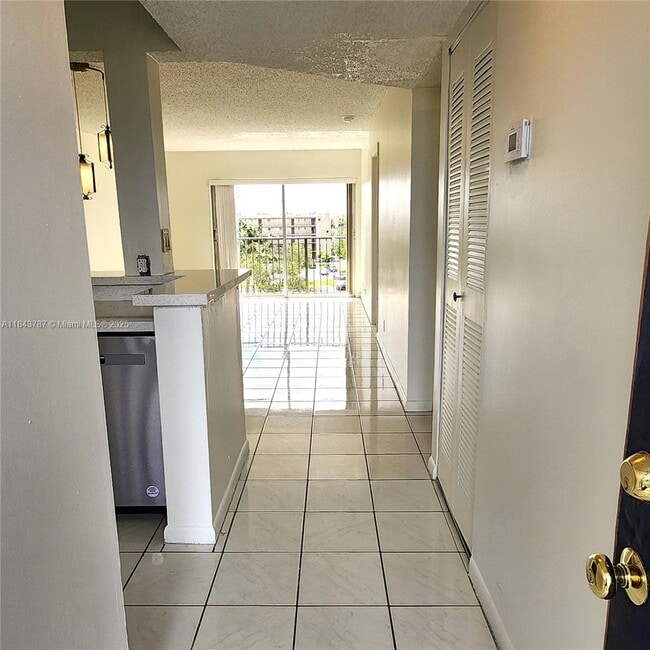 Foto del edificio - 8550 N Sherman Cir