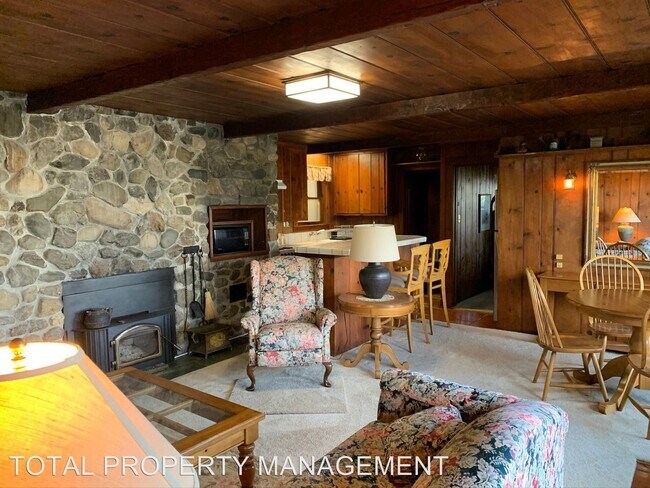 Building Photo - 2 br, 1 bath House - 400 SURMONT DR