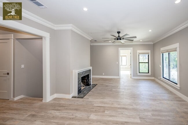 Building Photo - Marengo