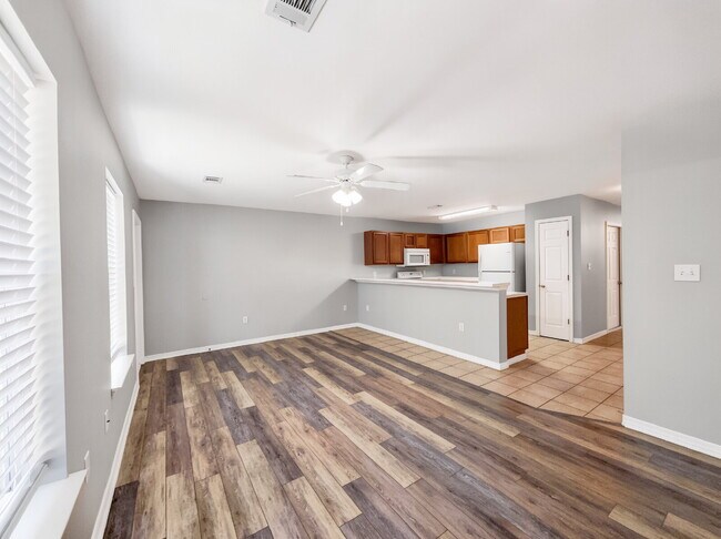 Foto del edificio - "Spacious 3-Bedroom Townhouse Oasis with 3.5 Baths in Fort Walton Beach – Your Perfect Retreat Aw...