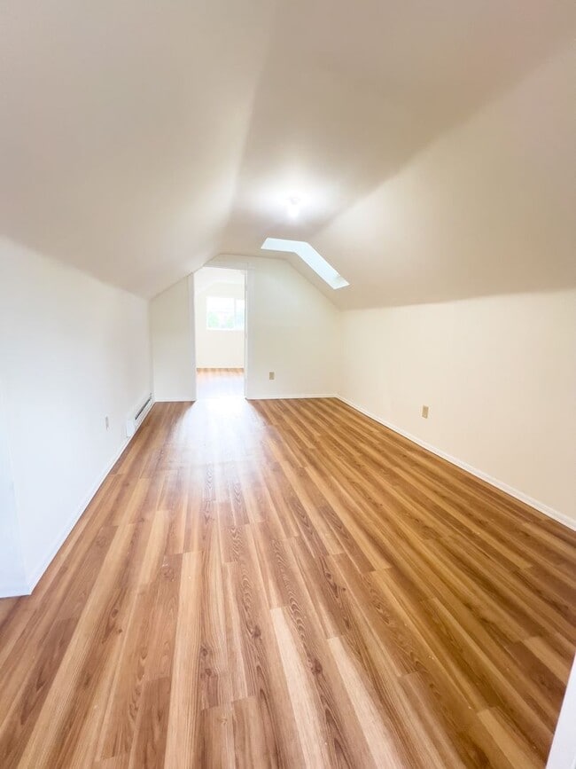 Building Photo - One bedroom unit with kitchenette and private bath