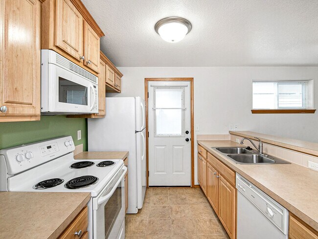 Building Photo - Cozy, lower level 2-bdrm/1-bath Hazelwood duplex. Portable AC, in-unit laundry, fenced side yard/...